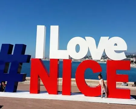 Le Californie Cote D'azur Les Pieds Dans L'eau Nicea